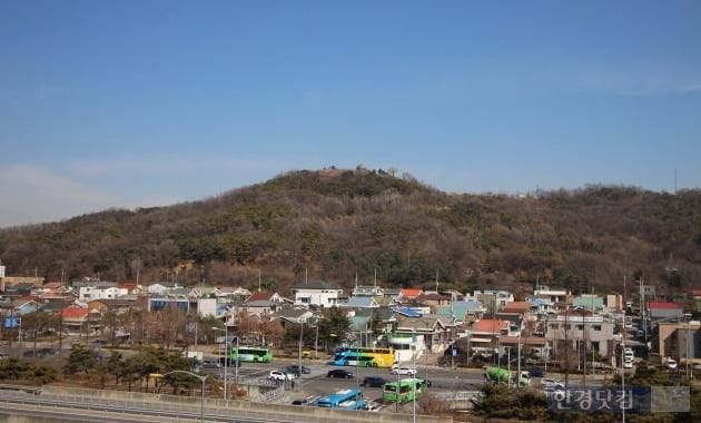 개화산 아래 오순도순 모여 있는 단독주택 마을, 형형색의 박공지붕들이 지역의 특성을 잘 보여주고 있다. (자료 밸류맵)
