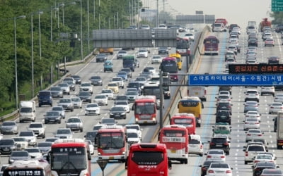 설연휴 전날 고속도로 아직 한산…"귀성 오후 7~8시 정체 절정"