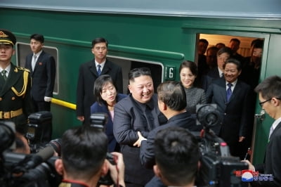 [속보] "김정은, 전용열차로 하노이 향해 출발"