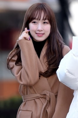 [포토] 우주소녀 수빈, '깜찍함 가득 담은 하트~'