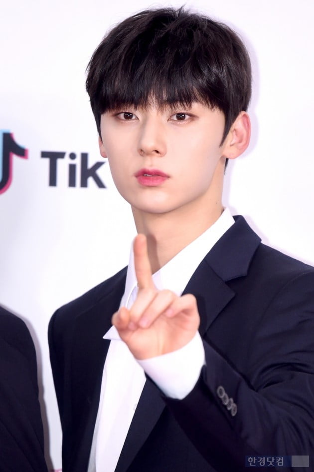 입덕도우미｜황민현, '시간이 흘러도 변함없는 독보적인 황제 비주얼' (굿바이 워너원③)