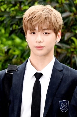 입덕도우미|강다니엘, 국민 원픽 댕댕이…이제는 '대세 of 대세' (굿바이 워너원⑪)