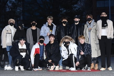 [포토] 세븐틴, '개성 넘치는 스타일로 출근길 완성'