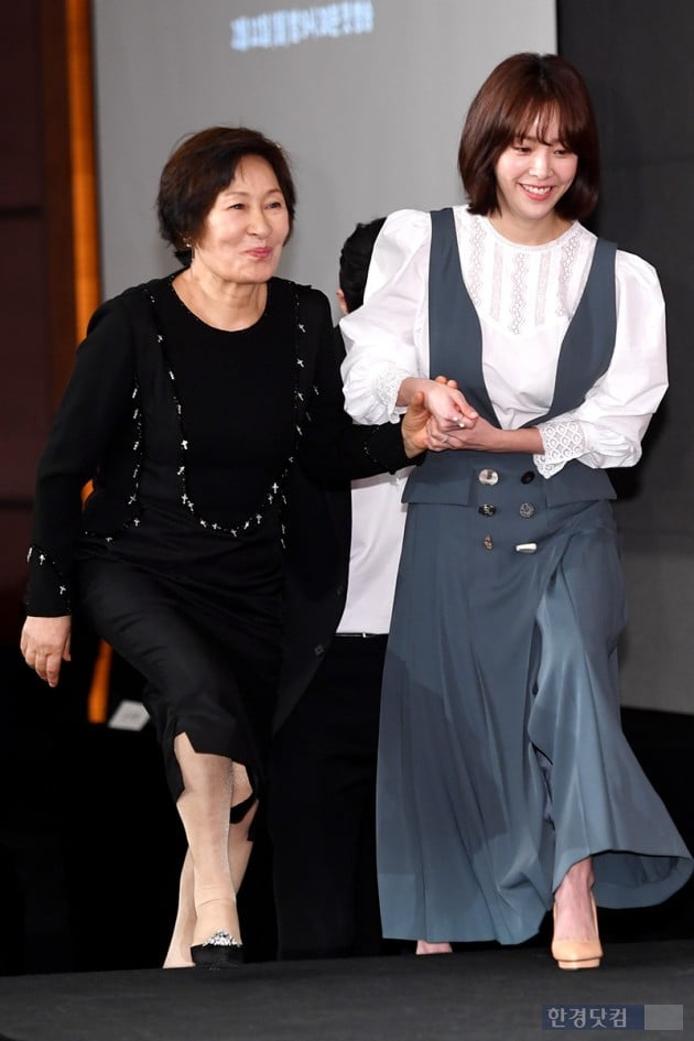 [포토] 김혜자, '한지민 에스코트 받으며'