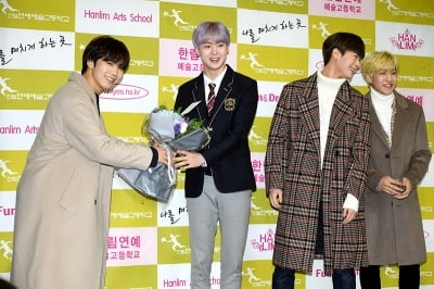 [포토] 아스트로, '산하야 졸업 축하해~'