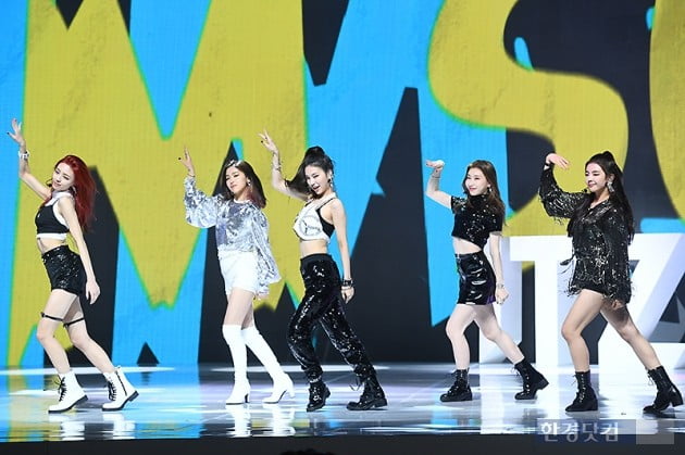 [포토] ITZY, '눈길 사로잡는 화려함'