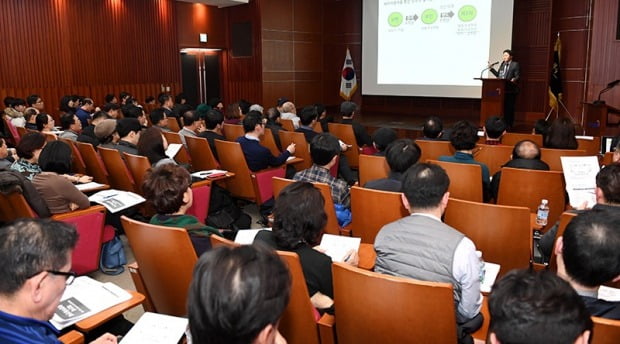 지난 14일 여의도 금융투자협회 3층에서 열렸던 세미나. 부동산 전문 사무사인 이승현 진진세무회계사무소 대표가 강연하고 있다. (사진 최혁 기자)