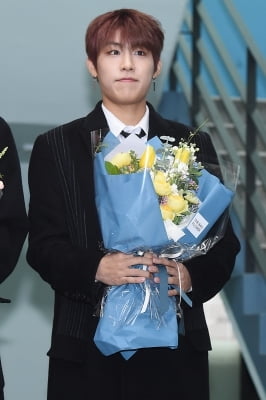 [포토] 박우진, '꽃다발 들고 귀엽게~'