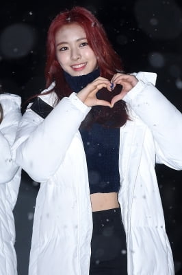 [포토] ITZY 유나, '막내의 깜찍한 하트~'