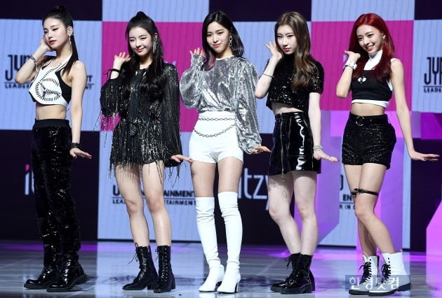 입덕도우미｜ITZY(있지), 가요계 태풍 일으킬 괴물 신인…'달라달라'로 도전장