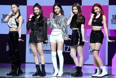 입덕도우미|ITZY(있지), 가요계 태풍 일으킬 괴물 신인…'달라달라'로 도전장