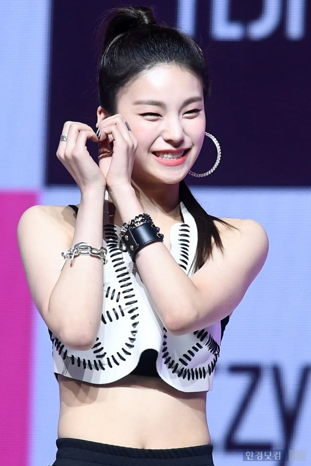 입덕도우미｜ITZY(있지), 가요계 태풍 일으킬 괴물 신인…'달라달라'로 도전장