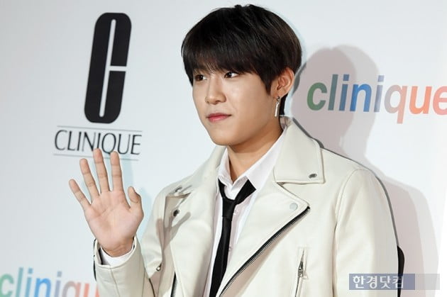 [포토] 박우진, '심쿵 손인사'