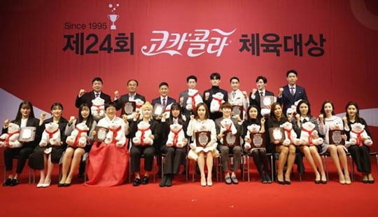 ‘제24회 코카-콜라 체육대상’ 최우수선수상 김서영(앞줄 가운데) 등 수상자들 (사진= 한국 코카-콜라 제공)