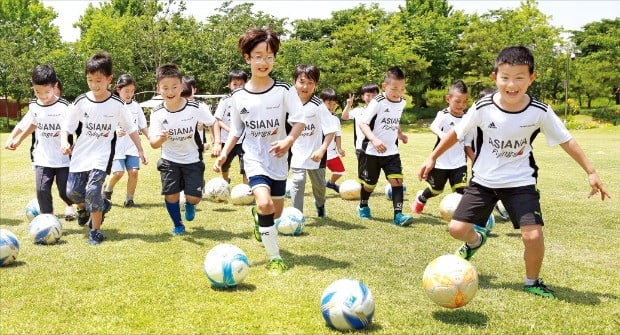 아시아나항공은 임직원 자녀를 대상으로 축구교실을 운영하며 직원 가족들과 소통하고 있다.  금호아시아나 제공 