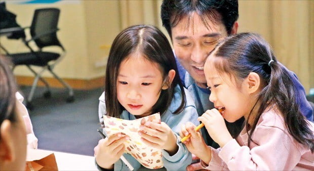 경기 안성의 LS미래원에서 열린 가족행복캠프에 참여한 LS그룹 직원과 자녀들이 서로에게 쓴 편지를 읽고 있다.  LS그룹  제공 