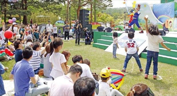 두산그룹은 매년 어린이날에 직원의 자녀를 초청해 ‘두산 어린이 페스티벌’을 연다.  두산그룹  제공 