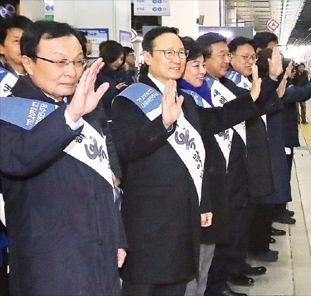 손 흔들고…허리 굽히고…손 잡고…