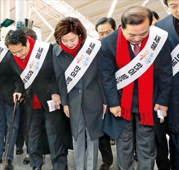 손 흔들고…허리 굽히고…손 잡고…