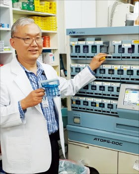 설광권 약사가 제이브이엠의 의약품 조제 자동화 기기 ‘ATDPS-DOC’에 대해 설명하고 있다. 
