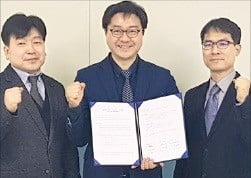 왼쪽부터 김장원 PTC코리아 상무, 김재은 큐엔티 대표, 김관명 UNIST 디자인-공학융합전문대학원장. /큐엔티 제공