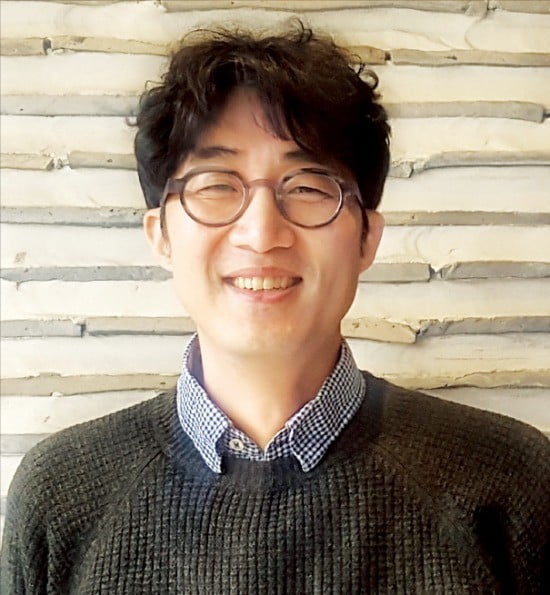 투자에서 제작으로 영화사업 지평을 넓히는 김성환 어바웃필름 대표. 