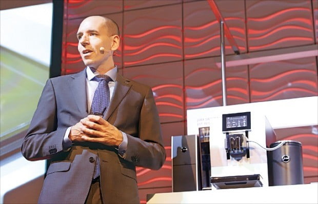 미하엘 베그뮐러 유라그룹 마케팅 부사장이 지난달 30일 호주 멜버른 크라운호텔에서 열린 콘퍼런스에서 전자동 커피기기 유라의 신제품 ‘에나8(ENA8)’을 공개한 뒤 기능을 설명하고 있다. /HLI 제공