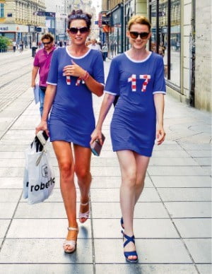 크로아티아를 상징하는 푸른색 옷을 입은 여인들.
 