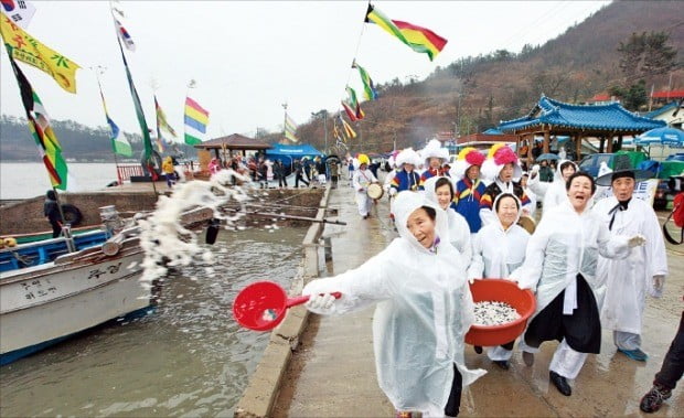 풍어 기원하는 띠뱃놀이