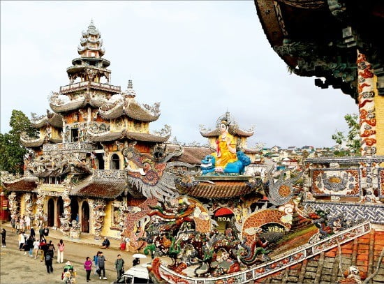 세계에서 유일하게 도자기와 병을 재활용해 지은 린푸옥 사원. 