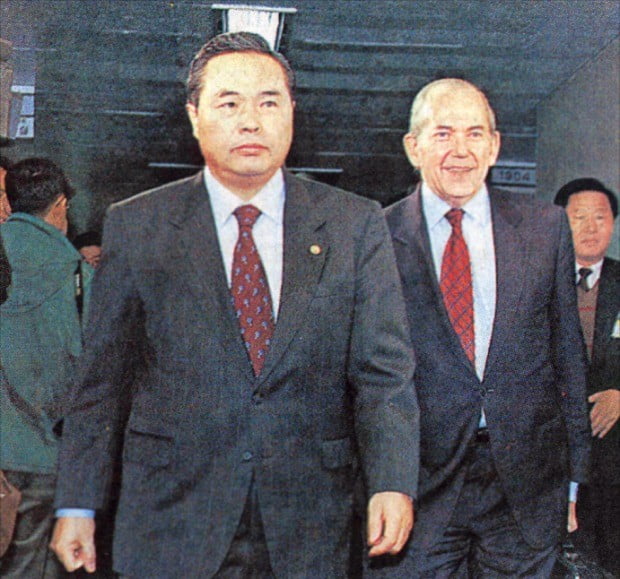 1997년 12월 3일 임창열 부총리 겸 재정경제원 장관과 미셸 캉드쉬 IMF 총재가 광화문 정부종합청사에서 만나 자금지원 조건 협상을 마친 뒤 이동하고 있다.  /한경DB 
