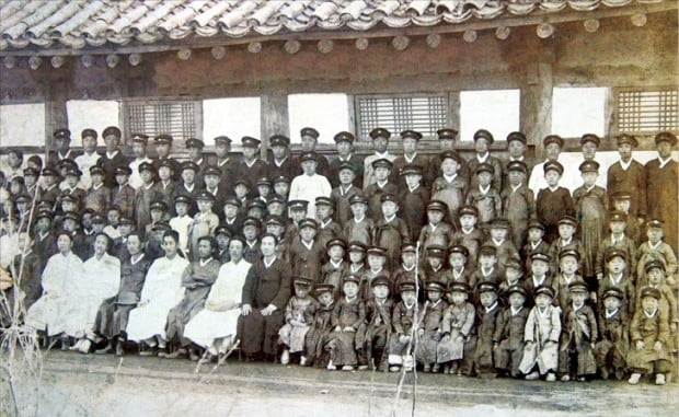 1915년 밀양 고등보통학교 졸업식. 