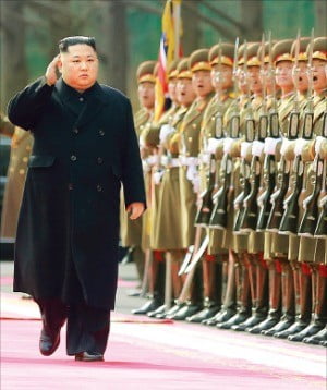 김정은 국무위원장이 건군절을 맞아 인민무력성을 방문해 군을 사열했다고 북한 조선중앙통신이 지난 8일 보도했다.  /연합뉴스 