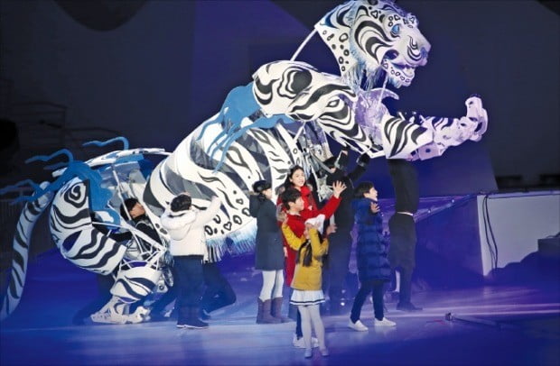 평창동계올림픽 1주년 기념대축제가 열린 지난 9일 강원 강릉 아이스아레나에서 축하공연이 펼쳐지고 있다.  /연합뉴스 