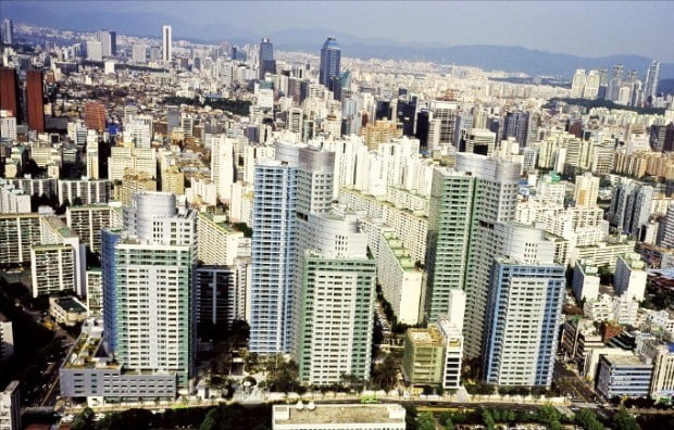 대출 규제 등으로 부동산시장이 위축되면서 법원 경매에서도 서울 강남권 아파트 투자 열기가 식고 있다. 지난달 경매에 두 건이 부쳐져 각각 유찰된 서초동 아크로비스타 아파트. /한경DB 