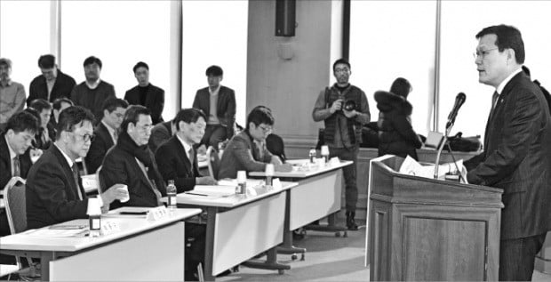 최종구 금융위원장(오른쪽)이 11일 서울 명동 은행회관에서 열린 P2P(개인 간 거래)금융 법제화 공청회에 참석해 인사말을 하고 있다. /신경훈  기자 khshin@hankyung.com 