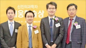 왼쪽부터 이용호 교수, 이승주 교수, 고현용 연구원, 윤재춘 대웅제약 사장. /대웅제약 제공 