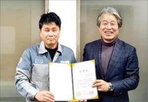 이종선 창원금속공업 대표(왼쪽)는 지난달 15일 한국자동차부품협회로부터 ‘국산차 1호 대체부품 인증서’를 받았다. 창원금속공업 제공 