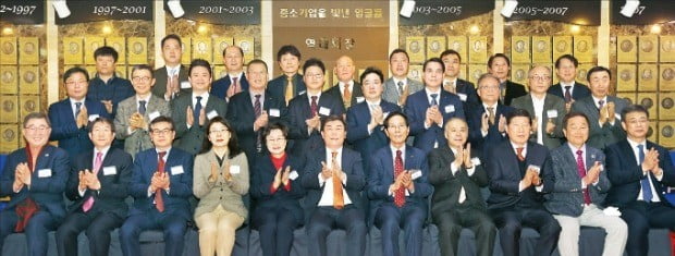 중소기업중앙회는 14일 ‘제6차 중소기업을 빛낸 얼굴들 헌정식’을 열고 조용준 동구바이오제약 대표(둘째줄 오른쪽 다섯 번째) 등 중소기업을 빛낸 기업인 27명의 동판을 헌정했다.      /중소기업중앙회  제공 