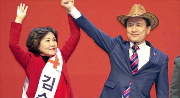 자유한국당 당대표와 최고위원에 출마한 김진태 의원(오른쪽)과 김순례 의원이 14일 충청·호남권 합동연설회에서 밝은 표정으로 손을 맞잡고 있다.   /연합뉴스 