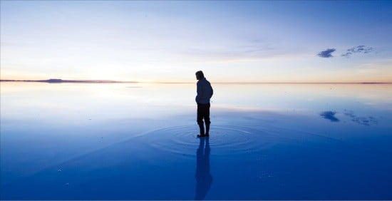 밤하늘의 별이 발 아래 펼쳐지는 우유니 사막의 밤은 인공조명 없이도 결코 어둡지 않다. 
 