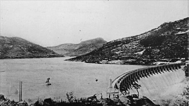 동진수리조합이 1927년에 준공한 운암제. 칠보산 아래로 뚫린 수로를 통해 김제평야를 관개한 당대 제1의 수리시설.
 