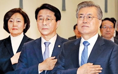 문재인 대통령 "국민에게 권력기관 돌려줘야…대통령도 감시 대상될 것"