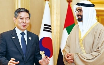 정경두 국방장관, UAE 국방장관과 회담…'방산 R&D 협력 확대' 합의