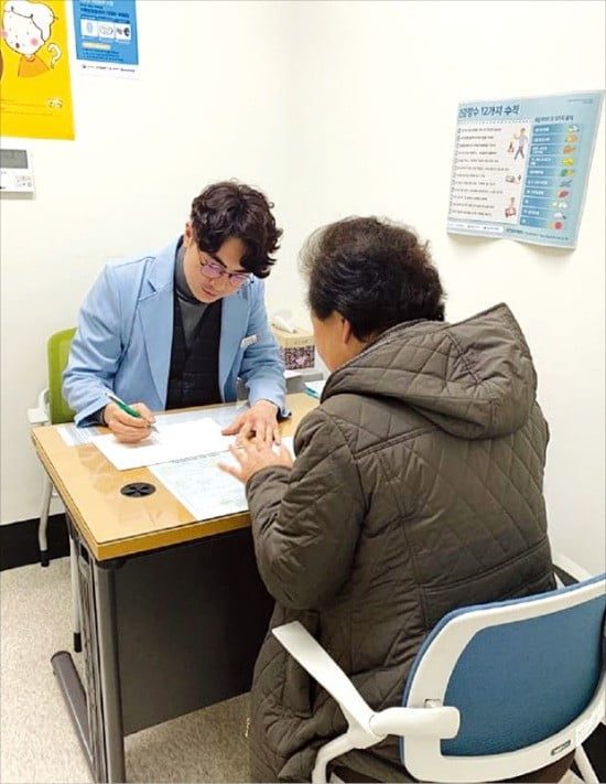 치매안심센터를 방문한 한 환자(오른쪽)가 인지능력검사를 받고 있다.  /보건복지부 제공 