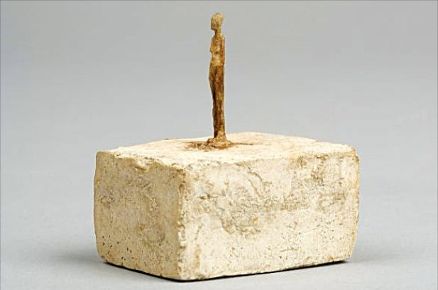 알베르토 자코메티의 ‘매우 작은 입상’(1937~39년경, 벽토, 4.5x3x3.8㎝)  파리 자코메티 재단 제공 