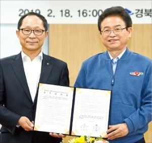 김길수 아워홈 대표(왼쪽)와 이철우 경북지사가 18일 경북도청에서 사회적 경제기업 활성화를 위한 업무협약을 맺었다.  /경상북도  제공