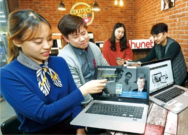 서울 구로디지털단지에 있는 휴넷 본사에서 직원들이 휴넷의 온라인 교육 콘텐츠를 시연해보이고 있다.  /신경훈 기자 khshin@hankyung.com 