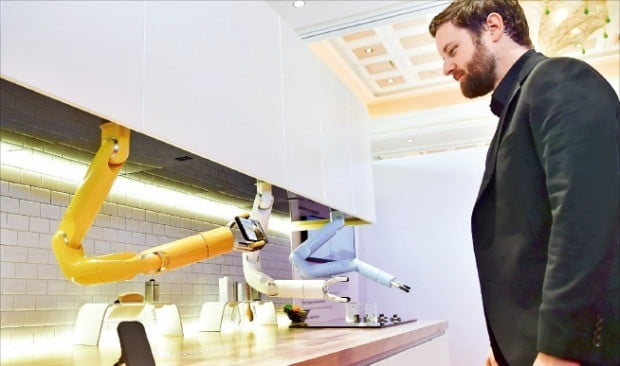 삼성전자는 18일(현지시간) 미국 라스베이거스의 앙코르호텔에서 요리 보조 기능을 수행하는 ‘삼성봇 셰프’를 처음으로 공개했다.  /삼성전자 제공 
