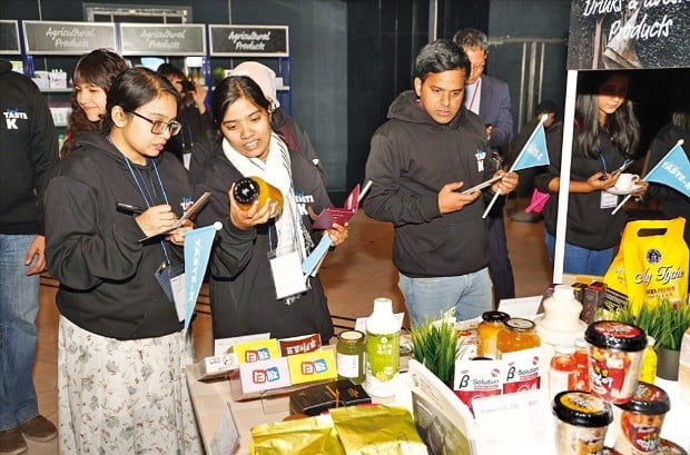 농림축산식품부와 한국농수산식품유통공사(aT)가 지난해 11월 서울 한남동 그랜드하얏트호텔에서 연 ‘거대 신흥시장 바이어 상담회’에서 해외 바이어들이 한국 농식품을 살펴보고 있다.  /aT 제공 